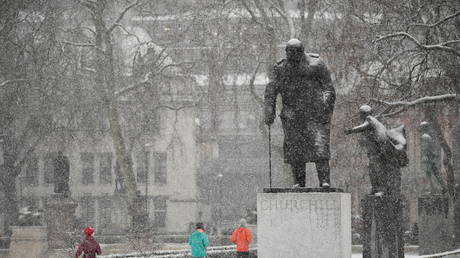 People run past the statue of Winston Churchill at Parliament Square in London, Britain, January 24, 2021 © Reuters / Toby Melville