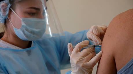 A person receives an injection of Russia's Sputnik V vaccine. © Reuters / Eduard Korniyenko