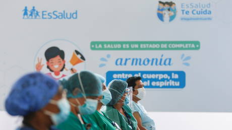 Health workers wait for a dose of the Sinopharm's coronavirus disease (Covid-19) vaccine in Lima, Peru, (FILE PHOTO) © REUTERS/Sebastian Castaneda