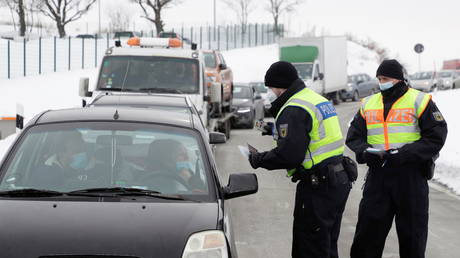 Police conduct Covid-19 checks at German border. © REUTERS/David Cerny