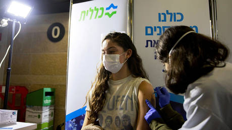 FILE PHOTO: A young woman receives a vaccination against Covid-19. ©REUTERS / Ronen Zvulun