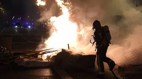 Barcelona protests erupt in violence for second night in a row after Spanish rapper arrested for insulting king (VIDEOS)