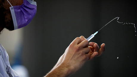 A medical worker prepares to administer a vaccination against the coronavirus disease (Covid-19) at a temporary Clalit Healthcare Maintenance Organization (HMO) centre, at a sports hall in Netivot, Israel (FILE PHOTO) © REUTERS/Amir Cohen