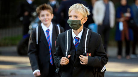 FILE PHOTO: Pupils from The Fulham Boys School return to school in London, Britain, September 2, 2020 © Reuters / Kevin Coombs