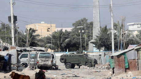 Gun battles raging, explosions heard across Mogadishu as Somali govt forces seal off streets (VIDEOS)