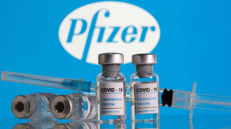 FILE PHOTO: Vials labelled "COVID-19 Coronavirus Vaccine" and a syringe are seen in front of the Pfizer logo in this illustration taken February 9, 2021 © Reuters / Dado Ruvic