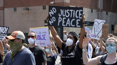 Protesters march during a Juneteenth demonstration in Boston, Massachusetts, June 22, © AFP / Joseph Prezioso
