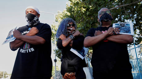 FILE PHOTO: Fans perform the 'Wakanda Forever' salute at a vigil for late actor Chadwick Boseman in Los Angeles, August 29, 2020 © Reuters / Mario Anzuoni