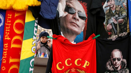 FILE PHOTO. T-shirts depicting images of Russia's President Vladimir Putin and former USSR coat of arms sold in Moldova. ©REUTERS / Gleb Garanich