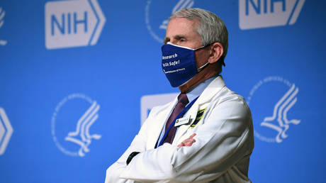 White House Chief Medical Adviser on Covid-19 Dr. Anthony Fauci listens to US President Joe Biden (out of frame) speak during a visit to the National Institutes of Health (NIH) in Bethesda, Maryland, February 11, 2021. © AFP / 
SAUL LOEB