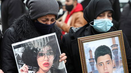 FILE PHOTO: Relatives of some of the Beirut Port explosion victims protest outside the Justice Palace in Beirut, Lebanon on February 19, 2021. © REUTERS/Mohamed Azakir