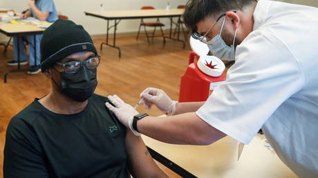A man receives the Pfizer/BioNTech vaccine in Evanston, Illinois, February 22, 2021. © Kamil Krzaczynski / Reuters