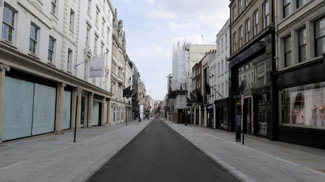 General view of the deserted New Bond Street with its closed shops (FILE PHOTO) © REUTERS/Simon Dawson//File Photo