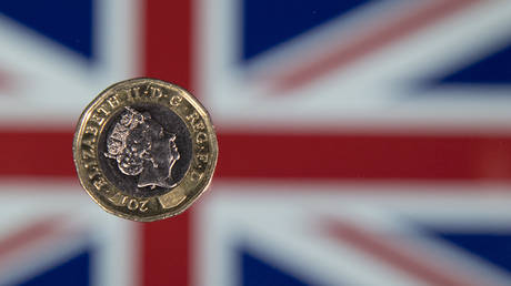 FILE PHOTO: British coin in front of a Union flag © AFP / Justin Tallis
