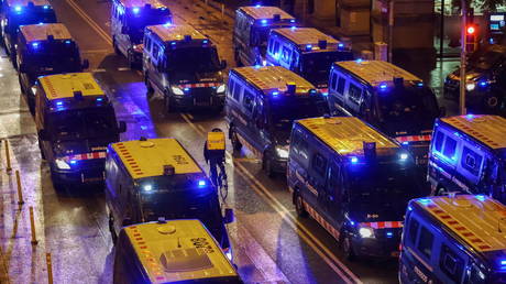 FILE PHOT: Police vehicles line up amid protests by supporters of arrested Catalan rapper Pablo Hasel in Barcelona, Spain, on February 22, 2021 © REUTERS/Nacho Doce