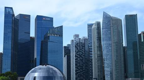 The glass dome of the Apple Marina Bay Sands (L) is seen in Singapore © Roslan Rahman / AFP