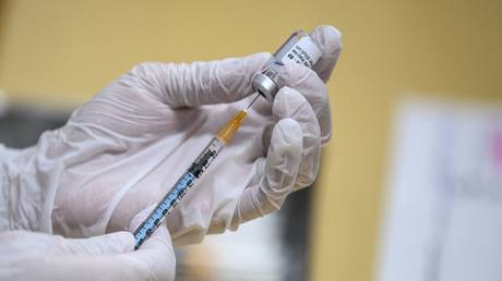 A medical worker fills a syringe with a dose of the Pfizer-BioNTech Covid-19 vaccine © Charly Triballeau / AFP