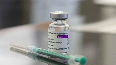 A vial containing the Covid-19 vaccine by AstraZeneca © Thomas Kienzle / AFP