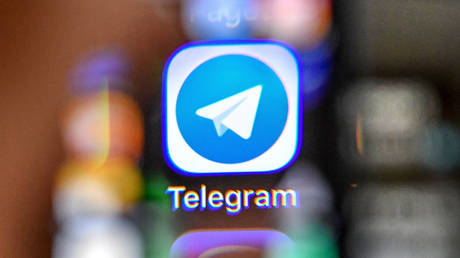 A Telegram app icon is seen on a smart phone screen © Yuri Kadobnov / AFP