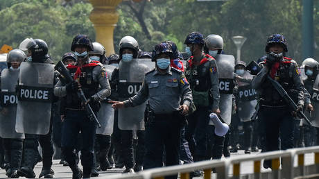 Police advance towards protesters demonstrating against the military coup in Yangon, Myanmar © Ye Aung Thu / AFP