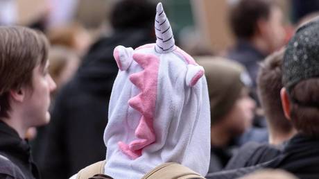 Children in UNICORN costumes &lsquo;rob&rsquo; jewelry store in Russia (VIDEO)