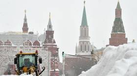 'Snow apocalypse': VIDEOS show Moscow blanketed by flurries, with collapsed roofs & sliding trucks in record-breaking snowfall