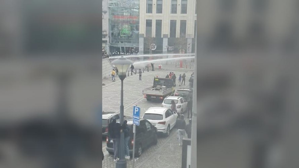 move-in-groups-loot-stores-blm-protest-over-black-womans-arrest-descends-into-violence-in-belgium-videos