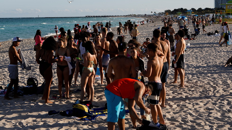 Miami Beach imposes emergency curfew for entertainment district