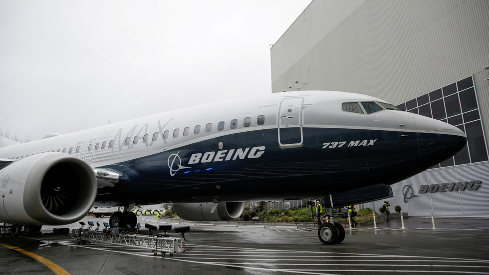 Southwest orders 100 Boeing 737 MAX planes while air travel demand