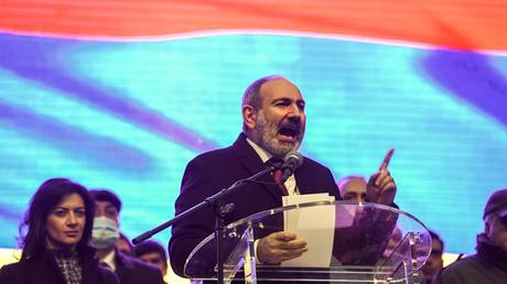 Prime Minister Nikol Pashinyan reacts as he addresses his supporters during a rally at Republic Square, in central Yerevan, Armenia. Pashinyan's wife Anna Hakobyan is at left © Sputnik