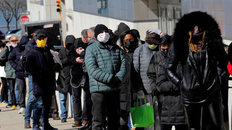 Just your average superspreader event: Americans line up in the cold for a vaccine © Reuters / Mike Segar