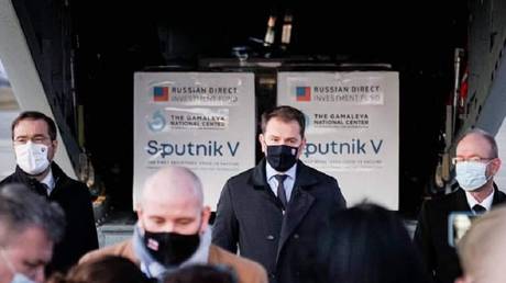 Slovakia's Prime Minister,  Igor Matovic, welocomes the first deliveries of Sputnik V vaccine at the airport of Kosice. © Sputnik / Press service of the "Ordinary People" party