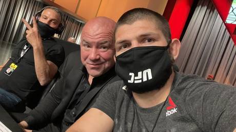 Khabib and Dana White met on the sidelines at UFC 259. © Twitter @TeamKhabib