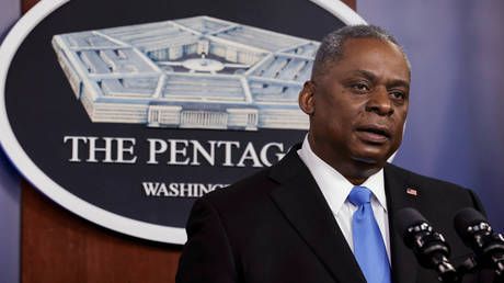FILE PHOTO: Lloyd Austin speaks to Defense Department personnel during a visit by President Joe Biden at the Pentagon in Arlington, Virginia, February 10, 2021 © Reuters / Carlos Barria