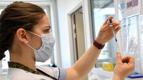 A healthcare worker prepares a dose of a Covid-19 vaccine at a vaccination centre in the HIA Begin military hospital, in Saint-Mande, southeast of Paris, France (FILE PHOTO) © Bertrand Guay/Pool via REUTERS
