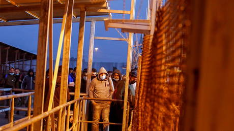 Palestinian laborers cross an Israeli checkpoint on their way to their workplaces in Israel, in Qalqilya in the Israeli-occupied West Bank (FILE PHOTO) © REUTERS/Raneen Sawafta