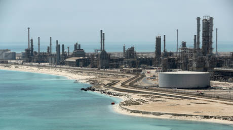 FILE PHOTO: A general view of Saudi Aramco's Ras Tanura oil refinery and oil terminal in Saudi Arabia, May 21, 2018 © Reuters / Ahmed Jadallah