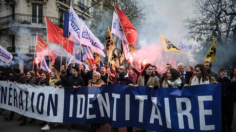 Protesters walk in the street during a demonstration against islamism organised by the far right group Generation Identitaire (GI) in Paris on November 17, 2019.© AFP / Philippe LOPEZ