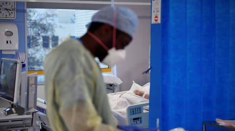 A Covid-19 patient receives treatment in the ICU (Intensive Care Unit) at Milton Keynes University Hospital, amid the spread of the coronavirus disease (COVID-19) pandemic, Milton Keynes, Britain, (FILE PHOTO) © REUTERS/Toby Melville