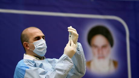 FILE PHOTO: An Iranian health official fills a syringe with Russia’s Sputnik V Covid vaccine at Imam Khomeini Hospital, in Tehran, Iran © Majid Asgaripour/WANA via REUTERS