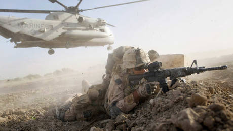 A U.S. Marine from 2nd Marine Expeditionary Brigade, RCT 2nd Battalion 8th Marines Echo Co. takes up a fighting position after off loading from a helicopter in Main Poshteh, Afghanistan. © Getty Images / Joe Raedle