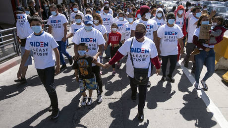 Migrants hold a demonstration demanding clearer United States migration policies, at San Ysidro crossing port in Tijuana, Baja California state, Mexico on March 2, 2021 © AFP / GUILLERMO ARIAS