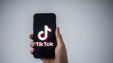 A picture taken on January 21, 2021 in Nantes, western France shows a smartphone with the logo of Chinese social network Tik Tok. © AFP / LOIC VENANCE