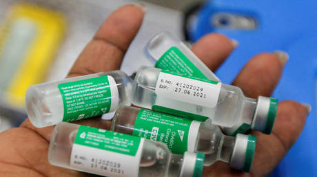 A health worker holds bottles of the AstraZeneca/Oxford vaccine (FILE PHOTO) © REUTERS/Monicah Mwangi/File Photo