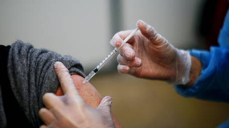A health worker administers the Pfizer-BioNTech Covid-19 vaccine at a vaccination center in Nice, France, March 13, 2021 © Reuters / Eric Gaillard