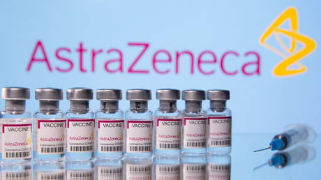 Vials labelled "Astra Zeneca COVID-19 Coronavirus Vaccine" and a syringe are seen in front of a displayed AstraZeneca logo, in this illustration photo taken March 14, 2021. ©️ Reuters / Dado Ruvic