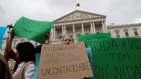 Demonstrators attend a protest against euthanasia in front off the parliament in Lisbon. © Reuters / Rafael Marchante