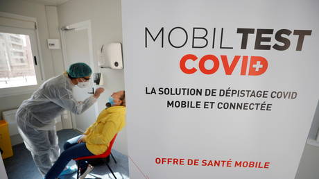A medical worker administers a nasal swab to a patient at a COVID-19 mobile test centre called "MobilTest COVID" France (FILE PHOTO) © REUTERS/Eric Gaillard