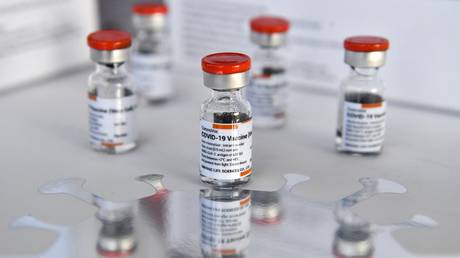 Vials of the CoronaVac vaccine, developed by China's Sinovac firm, are displayed in Bangkok on February 24, 2021, as the first batch of vaccines to battle the Covid-19 coronavirus arrive in the kingdom. © AFP / Lillian SUWANRUMPHA
