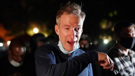 Ted Wheeler wipes his eyes after exposure to tear gas at a riot in Portland, Oregon, July 22, 2020 © AFP / Nathan Howard